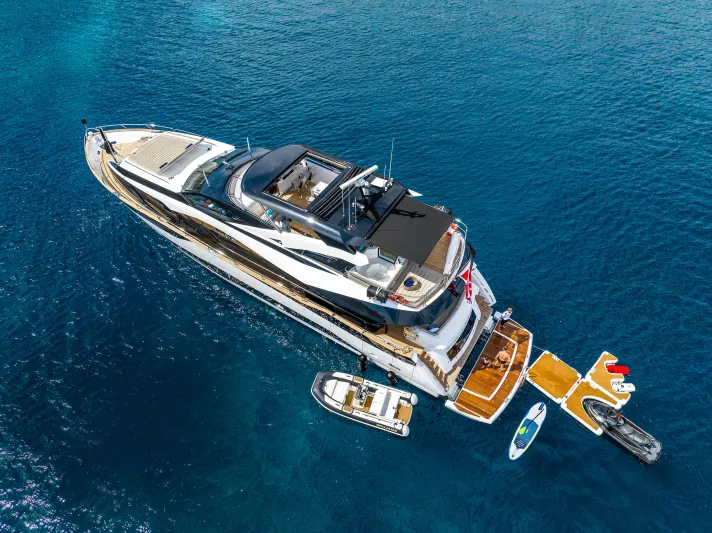 يخت Sunseeker 95: تصميم رياضي ورحابة ذكية
