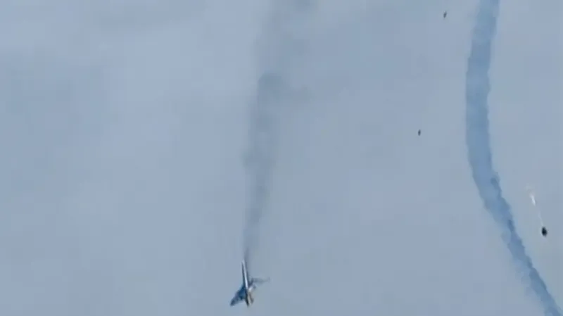 تصادم طائرتين فرنسيتين خلال استعراض جوي في حادث نادر