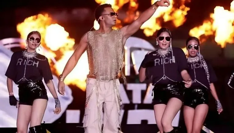 محمد رمضان يخطف الأنظار في الهند بإطلالة ذهبية فاخرة