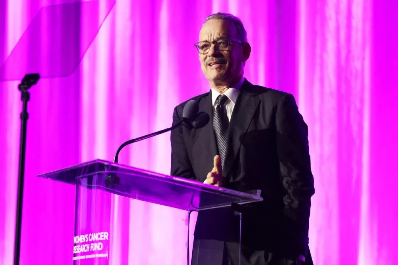 توم هانكس ونجله يعيدان تمثيل مشهد من فورست جامب في فيديو موسيقي