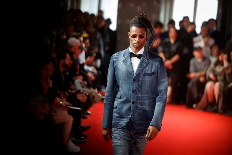 الدنيم الأزرق.. طريقك للتأنق بطرق مميزة في أيام العيد