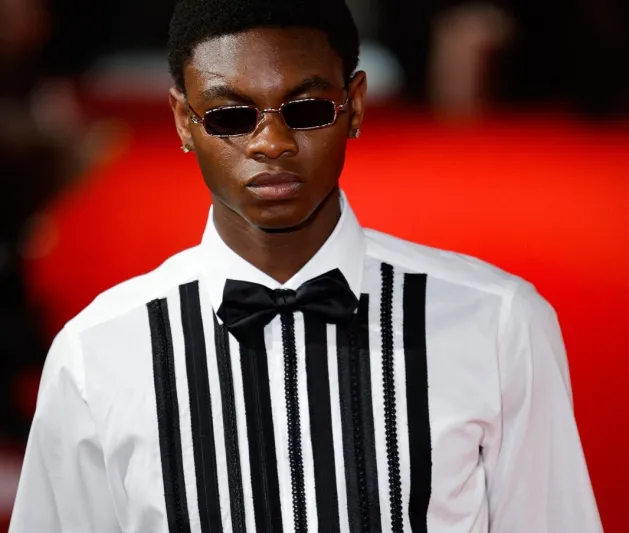 يعكس الصفاء في الشهر الفضيل.. القميص الأبيض يحتفظ بمكانته في قلب الموضة