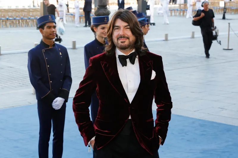 يعكس الصفاء في الشهر الفضيل.. القميص الأبيض يحتفظ بمكانته في قلب الموضة