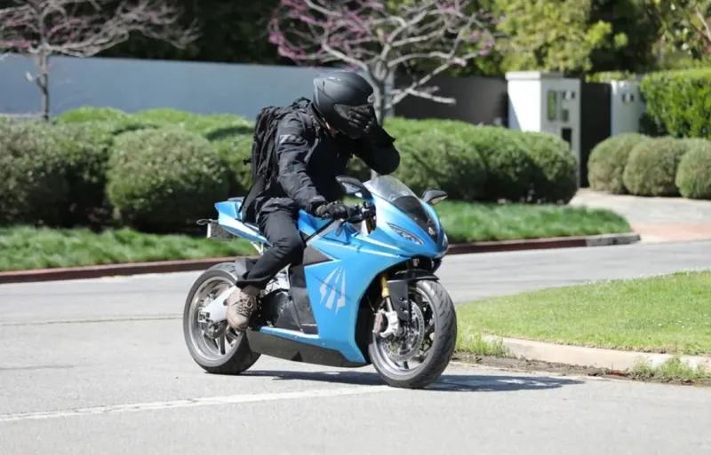 "بن أفليك" يختبر دراجات "Lightning Strike" الكهربائية في شوارع برينتوود