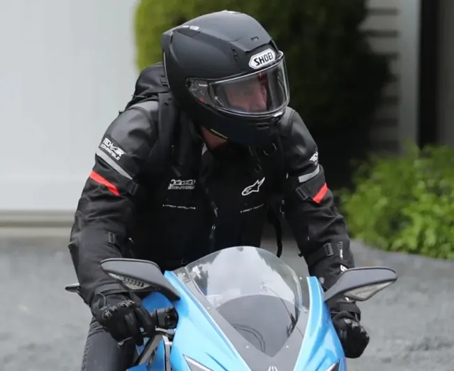 "بن أفليك" يختبر دراجات "Lightning Strike" الكهربائية في شوارع برينتوود