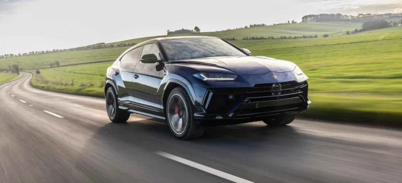 لامبورجيني أوروس بتصميم مدهش مع سقف مليء بالنجوم والشهب المتساقطة