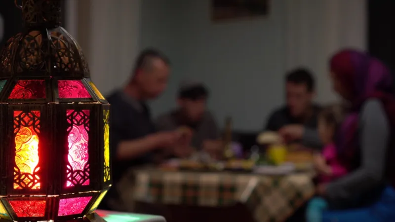 كيف تستعد وزوجتك لاستقبال الضيوف في سهرة رمضانية؟