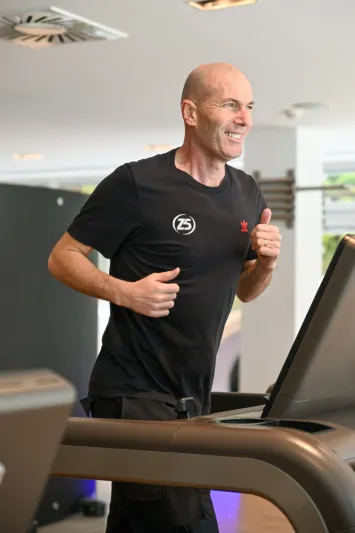 قصر ميرانو يُعلن عن اختيار زين الدين زيدان سفيراً لبرامج العافية