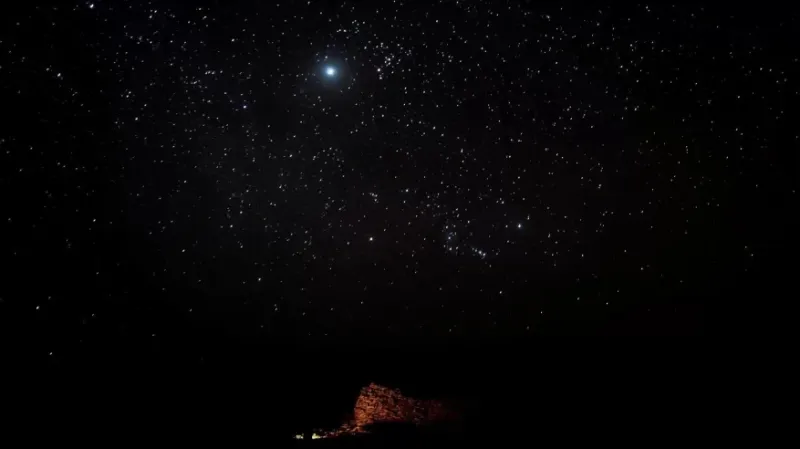 شهب القيثاريات واقتران نادر يزينان سماء أبريل 2025