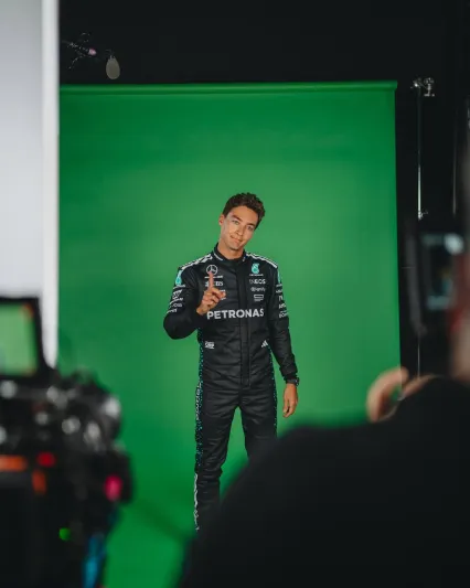 جورج رسل يخطف الأضواء بسيارة مرسيدس بقيمة 5 مليون دولار!