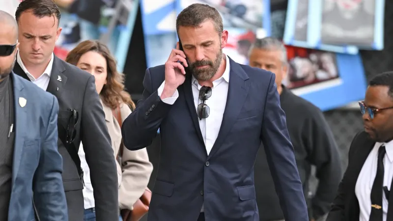 بدلة أنيقة دون رابطة عنق.. بن أفليك يعتمد أسلوب التمثيل عبر الأزياء!