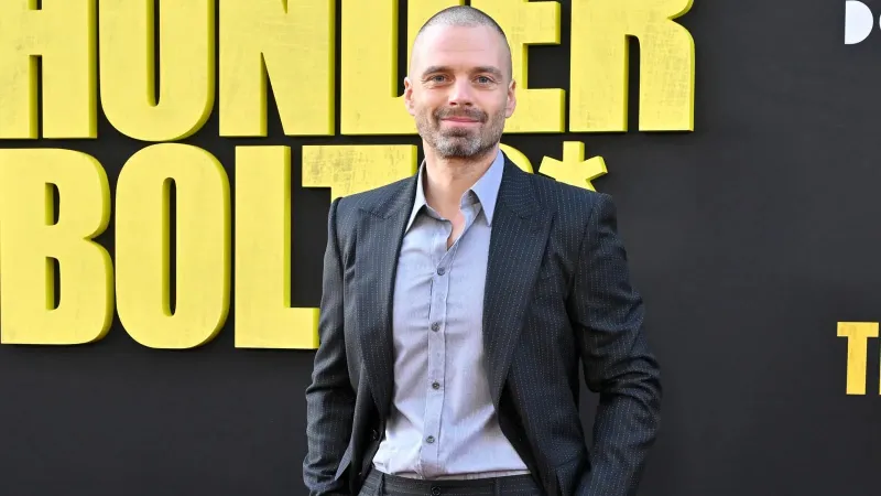 النجم سيباستيان ستان يتألق بقصة Buzz Cut في صيف 2025