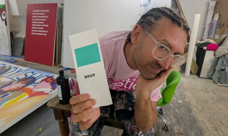 فنان يزعم ابتكار طلاء بلون جديد.. تعرف على مواصفاته وسعره الباهظ!