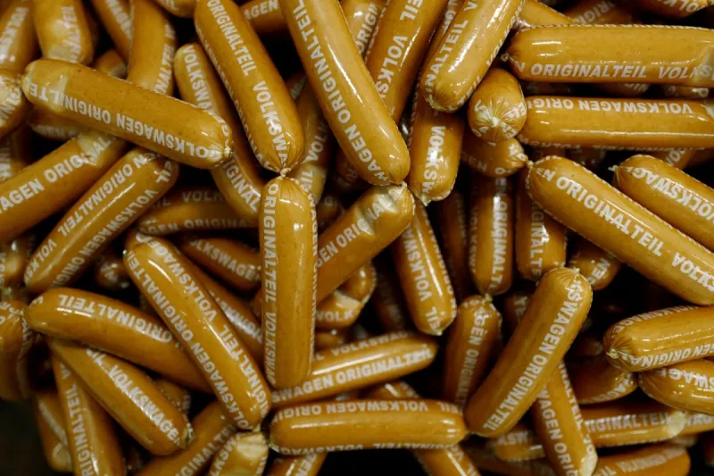 نقانق فولكس فاغن تتفوق على سياراتها!