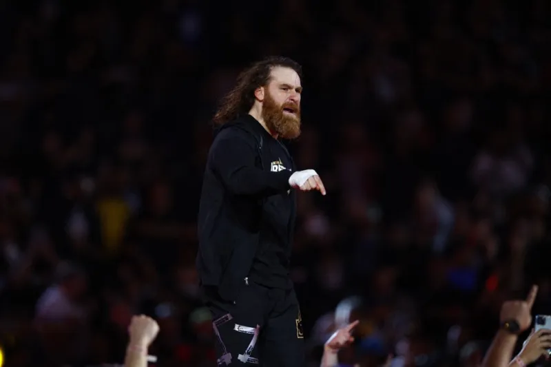 سامي زين يرفض الانضمام لتحالف رولينز الجديد في "WWE Raw" (فيديو)