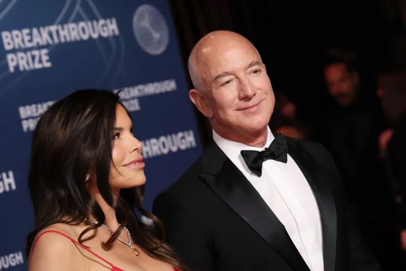 بيزوس وخطيبته يردان بطريقتهما الخاصة على منتقدي مهمة Blue Origin