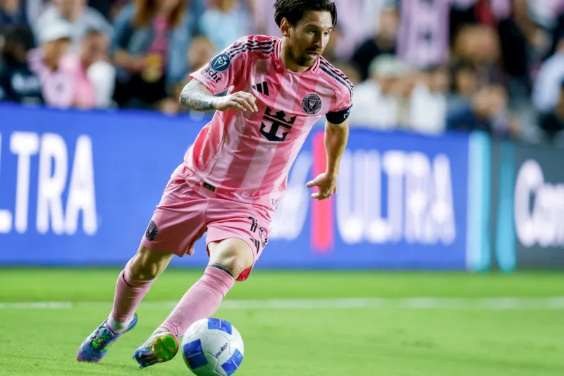 لقاء الأسطورتين: ميسي يقابل المطرب الذي سُمّي على اسمه