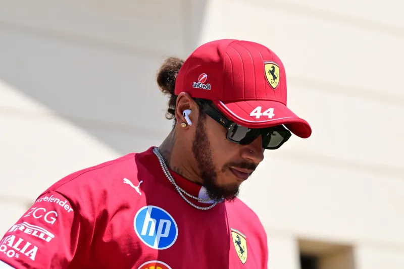 هاميلتون يعترف بصعوبة التأقلم مع سيارة SF-25 من فيراري