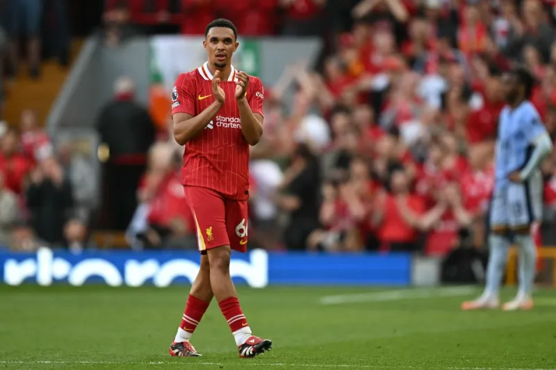 مستقبل ألكسندر أرنولد مع ليفربول: خبراء قراءة الشفاه يفكون "شيفرة القرار"