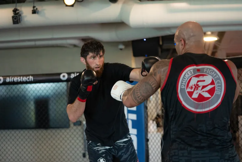 الإمارات قبلة الرياضيين العالميين في عالم UFC.. تعرف عليهم