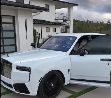 عجلات سوداء بالكامل تحوّل رولز-رويس بلاك بادج إلى تحفة درامية (فيديو)