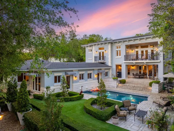 فيلا فاخرة بطابع أوروبي وحديقة "فينيسية" للبيع بـ8.6 مليون دولار
