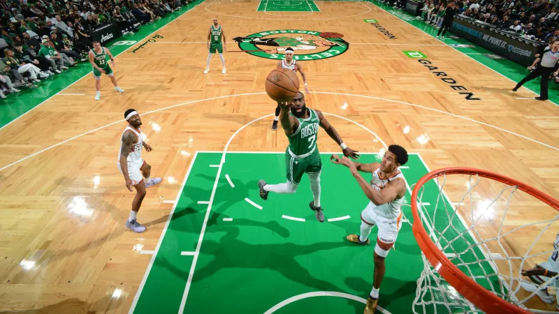 دوري NBA.. جاي لين براون يدخل التاريخ بثلاثية مذهلة من نصف الملعب 