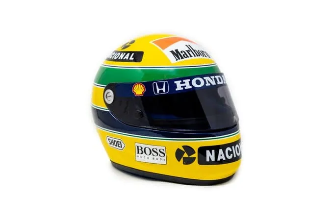 تذكار للبطولة والإنسانية.. خوذة آيرتون سينا تحقق رقمًا قياسيًا في مزاد 