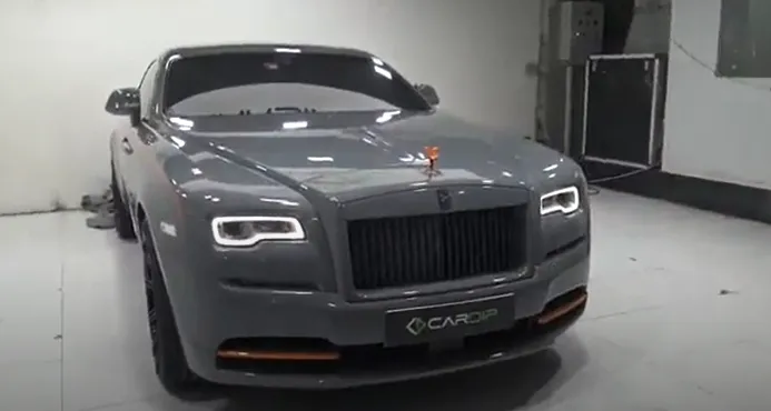 شاهد: رولز-رويس Wraith Black Badge المعدلة بلمسة برتقالية من هيرمس (فيديو)