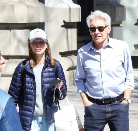 بعد سنوات من الزواج.. هاريسون فورد يفاجئ الجمهور بلحظة حب على رصيف المترو