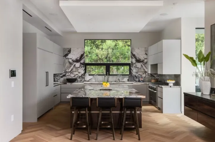 بمحاذاة منزل جيف بيزوس.. قصر فاخر للبيع مقابل 19.8 مليون دولار