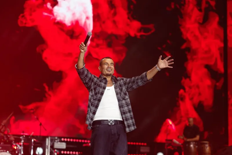 عمرو دياب يتألق في حفل أبوظبي وسط أضخم حضور جماهيري في الاتحاد بارك