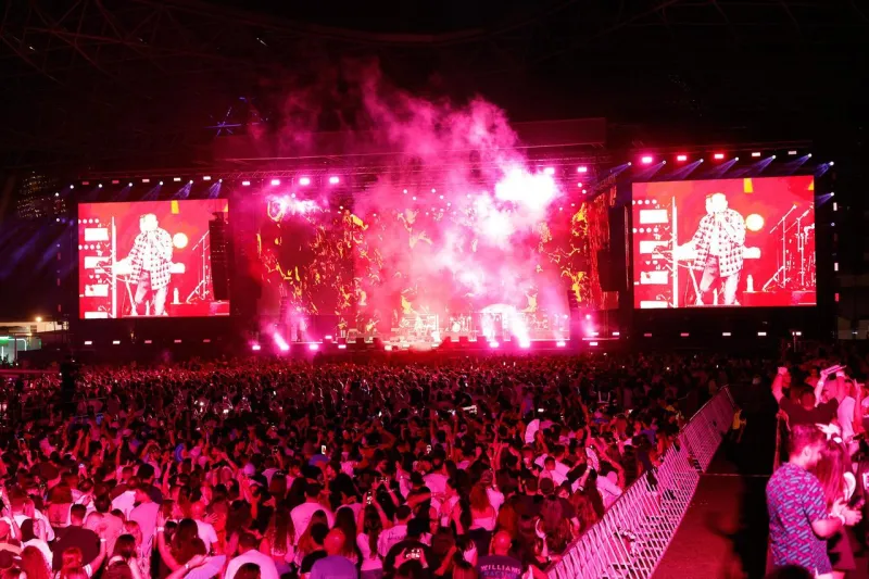 عمرو دياب يتألق في حفل أبوظبي وسط أضخم حضور جماهيري في الاتحاد بارك