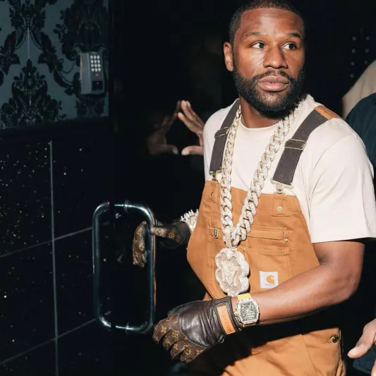 فلويد مايويذر ينفي إفلاسه باستعراض ساعات بـ100 مليون دولار