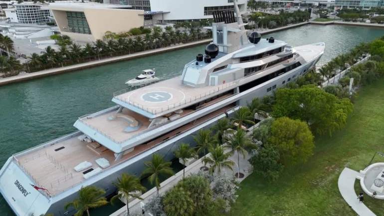 مؤسس غوغل سيرجي برين يفاجئ ميامي بيخته الفاخر Dragonfly بقيمة 450 مليون دولار