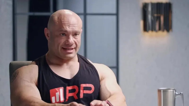 مايك إزرايتيل يكشف أفضل 5 تمارين لتضخيم الترايسيبس علميًا(فديو)