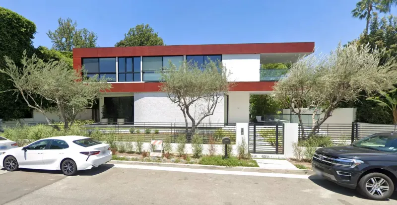 عقار فاخر بجوار قصر جيف بيزوس للبيع.. تعرف على سعره!