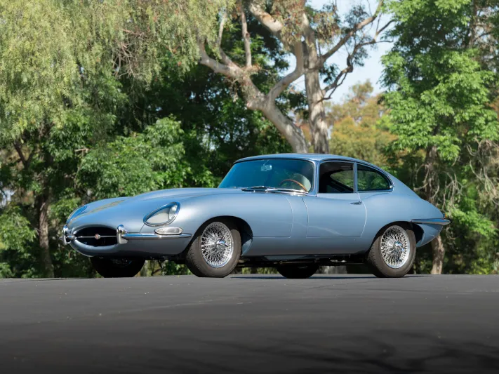 بعد ترميم دقيق استمر لعقدٍ: جاجوار E-Type 1964 معروضة للبيع