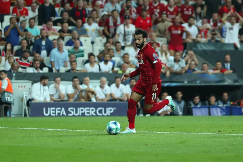 ما هو نوع الهاتف الذي احتفل به محمد صلاح في مباراة ليفربول؟ (فيديو)