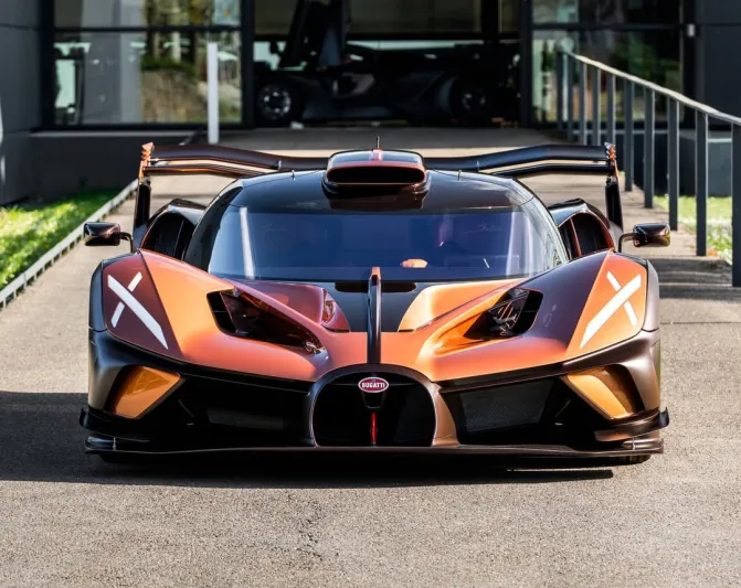 المصدر: حساب bugatti على instagram تحفة جديدة من بوجاتي Bolide تتلألأ بلون النحاس والكربون البني