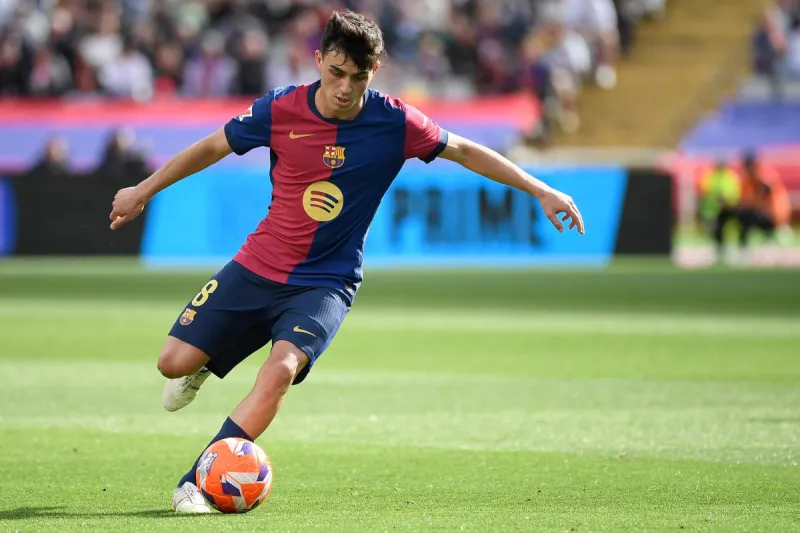 أمام أعين الجماهير.. بيدري يمنح والده لحظة لا تُنسى على أرض الملعب