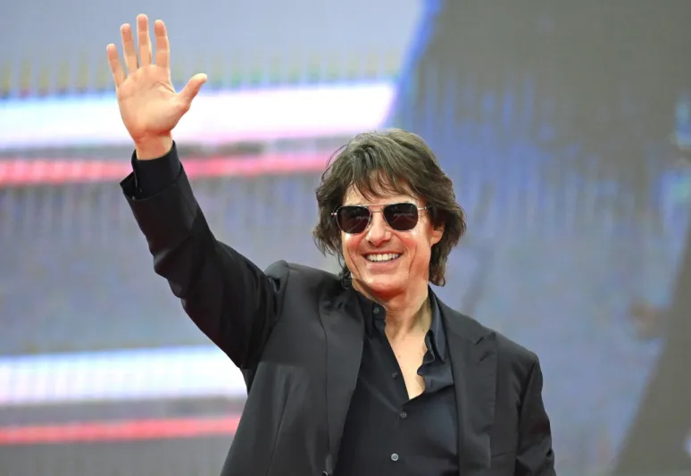 توم كروز يعتلي سطح سينما BFI Imax للترويج لفيلمه الجديد (فيديو) 