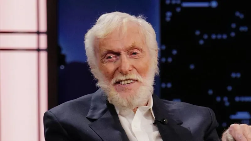 ديك فان دايك يعلن عن كتابه الجديد احتفالًا بعيد ميلاده الـ100