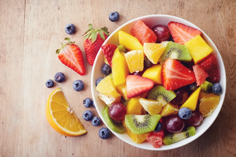 طبق من الفراولة والكيوي والفواكه المقطعة تعبيرية عن رجيم الفواكه لخسارة الوزن - المصدر: Shutterstock رجيم الفواكه.. هل يكفي المذاق الحلو لخسارة الوزن؟
