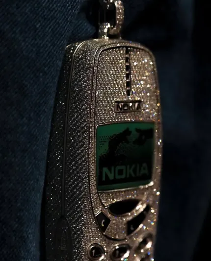 بهاتف نوكيا مرصّع بالألماس.. درايك يمزج بين النوستالجيا والفخامة