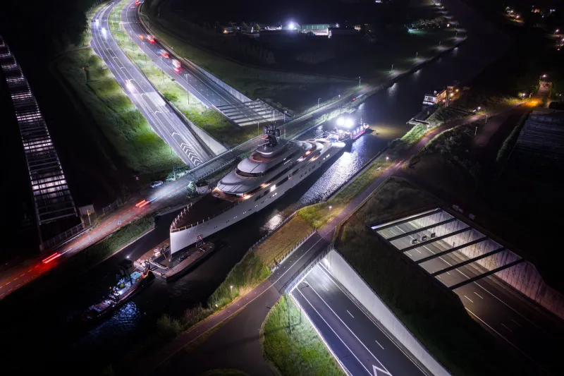 يخت Feadship 824 بطول 100 متر يعبر قنوات هولندا