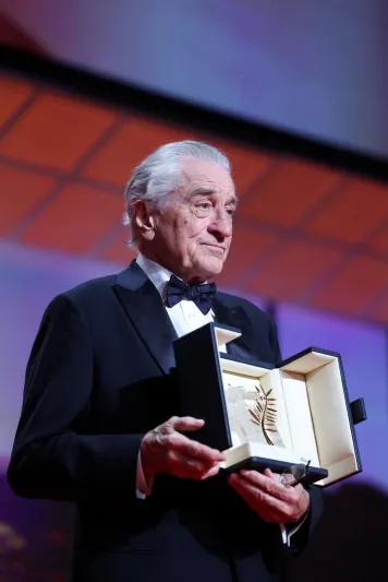 روبرت دي نيرو يتوج بتكريم العمر من مهرجان كان على يد ليوناردو دي كابريو