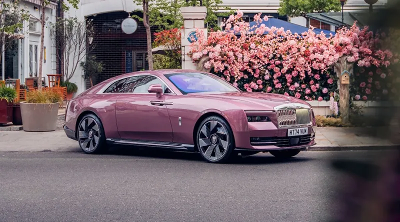 Spectre من رولز رويس.. تجسيد كهربائي للفخامة الراقية في قلب تشيلسي