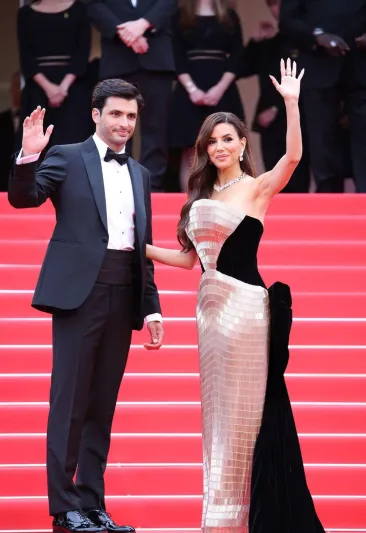 كارلوس ساينز يشعل أجواء مهرجان كان بإهدائه إيفا لونجوريا باقة زهور أنيقة