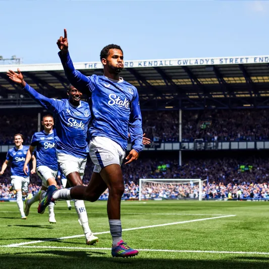 إيفرتون يُودّع ملعبه التاريخي بانتصار على ساوثامبتون (فيديو)